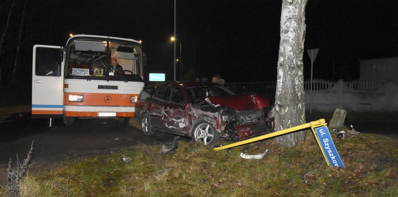 Zderzenie osobówki i autobusu pod Czerskiem (FOTO)
