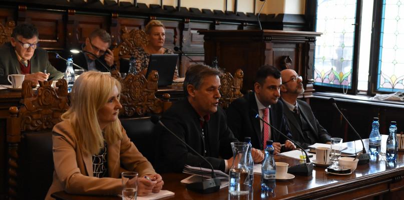Miasto dało miliony na murawę