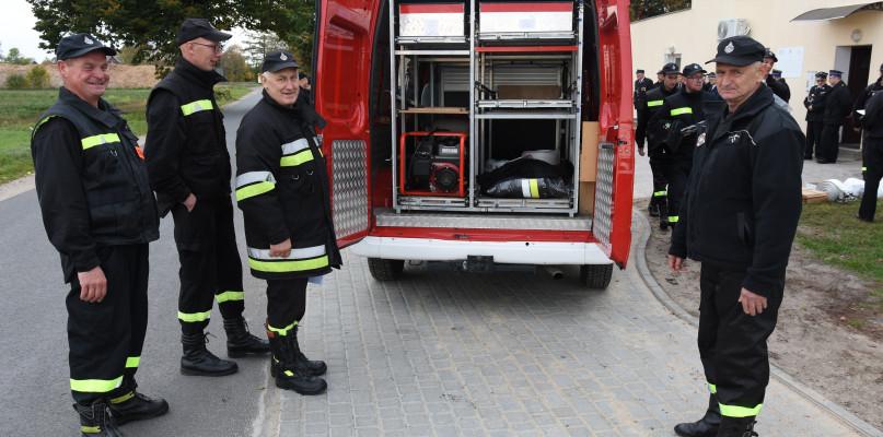 Strażacka impreza z przekazaniem wozu (FOTO)