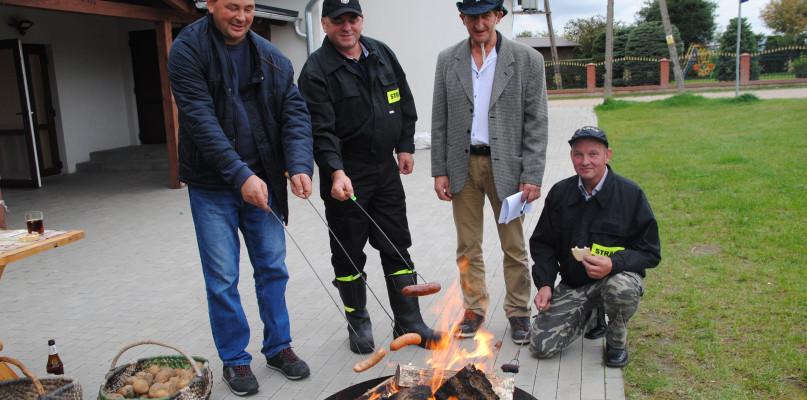 Pożegnanie lata przy pieczeniu ziemniaka (FOTO)