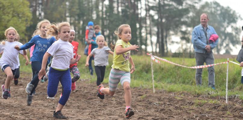 Dzieci ścigały się po lesie w Konarzynach (GALERIA ZDJĘĆ)