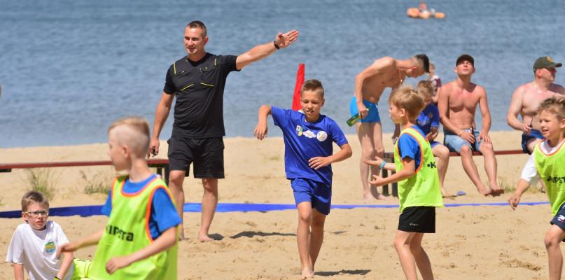 Dzieci z gminy Chojnice grały na plaży w Charzykowach (GALERIA)