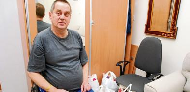 Pan Dariusz zbiera nakrętki w domu pomocy