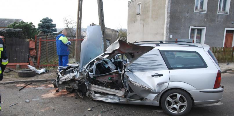 Ford rozbił się na słupie (FOTO)