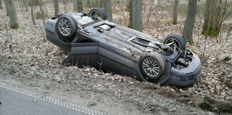 Volkswagen dachował koło Mokrego