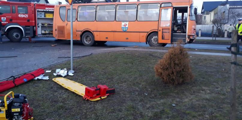 Zderzyły się gimbus i osobówka