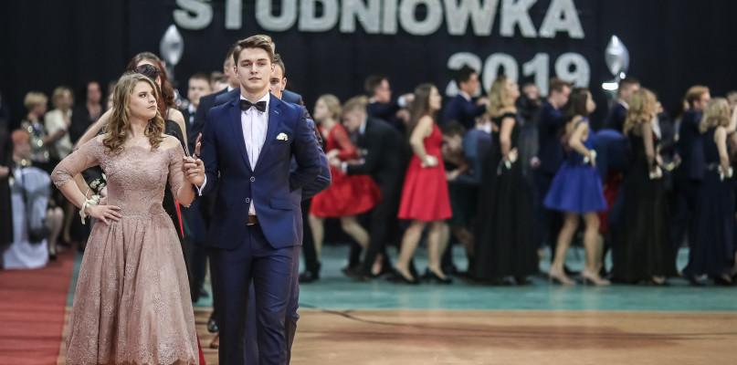 Tańczyli poloneza w hali Centrum Parku (FOTO) 