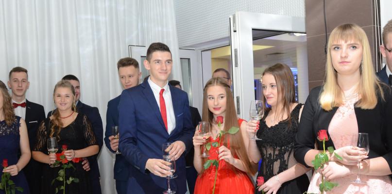 Uczniowie ZSP1 bawili się na studniówce (DUŻA GALERIA)