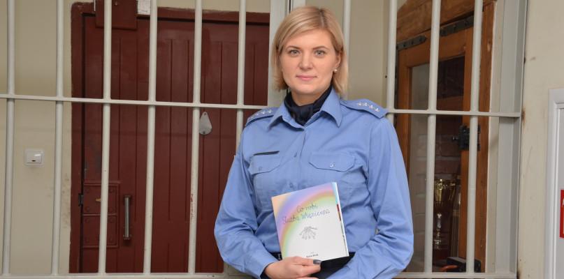 Książeczka o panach w niebieskostalowych mundurach