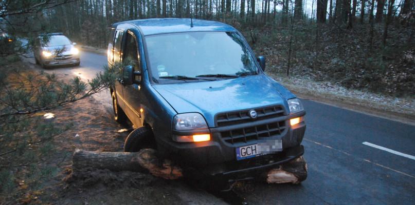 Ładunek spadł z tira. Kierowca odjechał