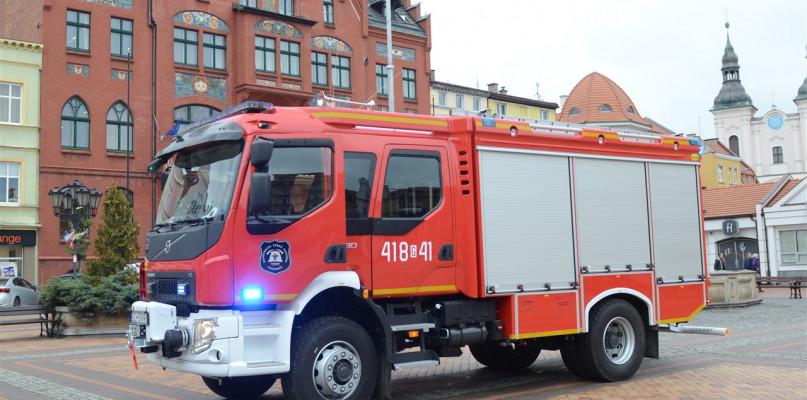 Druhowie OSP w Chojnicach cieszą się z nowego wozu