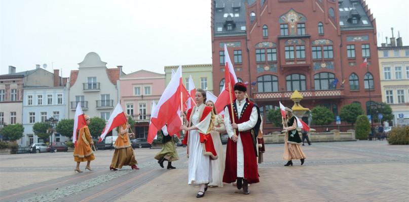 Taniec z flagą na chojnickim rynku (FOTO)