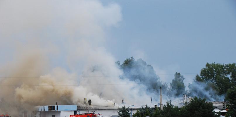 Trwa akcja gaśnicza zakładu w Czersku (FOTO)