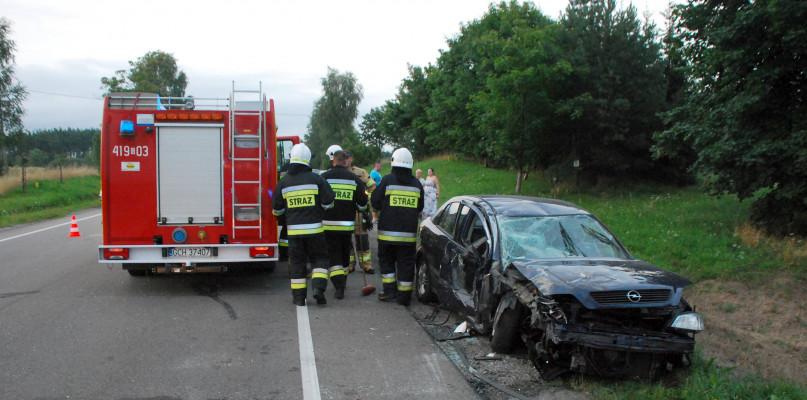 Opel uderzył w drzewo koło Łęga (FOTO)