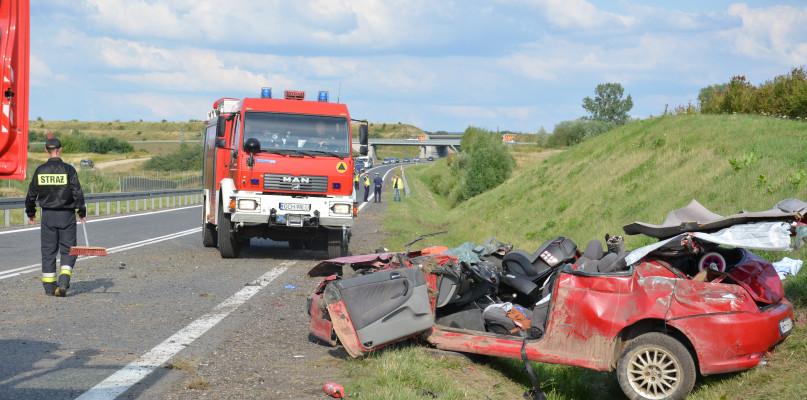 Wypadł z drogi i dachował