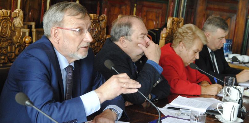 Radni nie obniżyli pensji Finsterowi