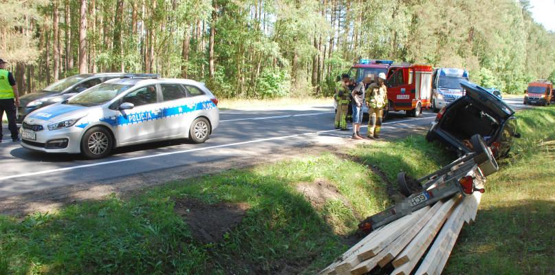 Samochód z przyczepą wylądował w rowie (FOTO)