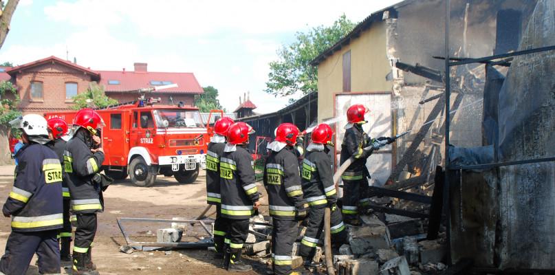 Pożar warsztatu i budynków gospodarczych w Zapędowie (FOTO)