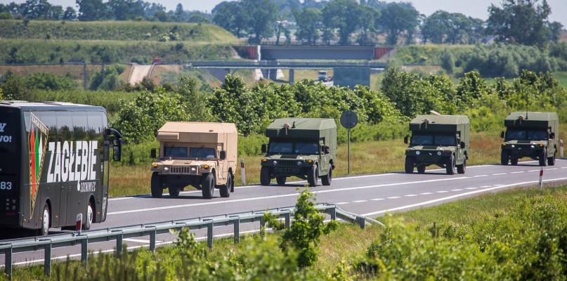 Amerykańskie wozy w drodze na ćwiczenia (GALERIA)