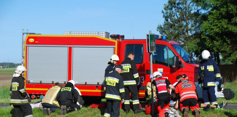 Volkswagen uderzył w słup energetyczny (FOTO)