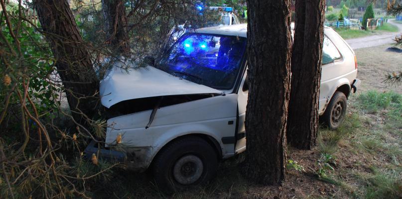 Golf wypadł z polnej drogi. Kierowca w szpitalu