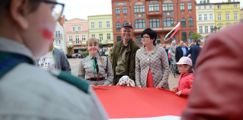 Wielka flaga rozwinięta w Chojnicach