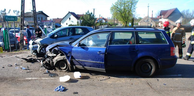 Wypadek trzech aut na skrzyżowaniu w Jeziorkach (FOTO)