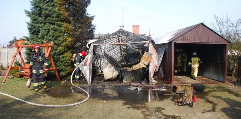 Pożar dwóch garaży na posesji w Klawkowie