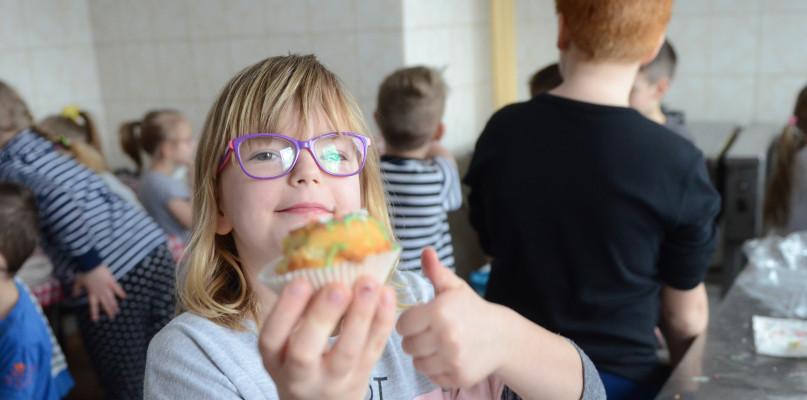 Piekli wielkanocne babeczki na warsztatach w Konarzynach