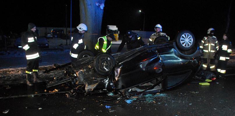 Opel uderzył w drzewo i dachował pod Łęgiem