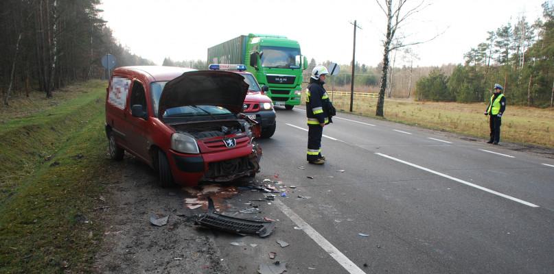 Zderzenie peugeota i ciężarówki pod Czerskiem
