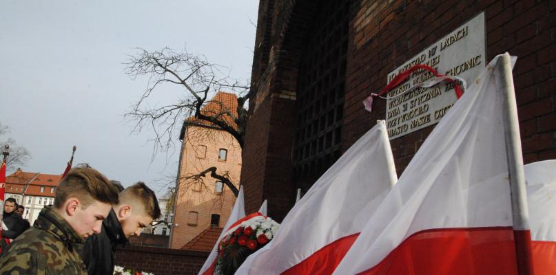 Złożyli kwiaty pod tablicą (GALERIA)