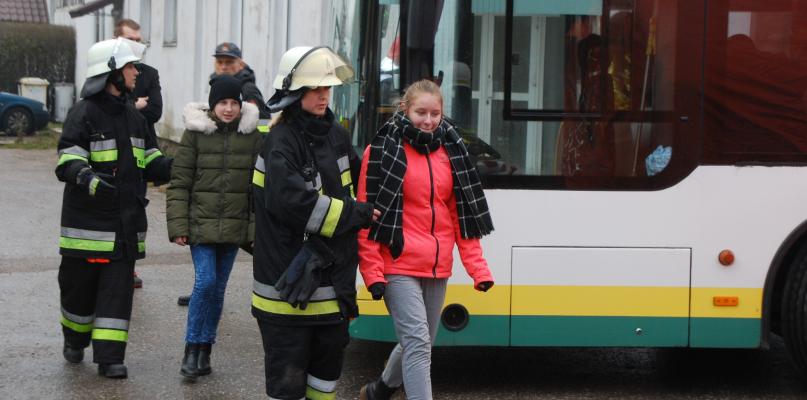 Dzieci marzły w zepsutym autobusie. Uratowali je strażacy