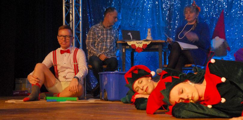 Władze Czerska i radni zagrali świąteczny spektakl dla dzieci