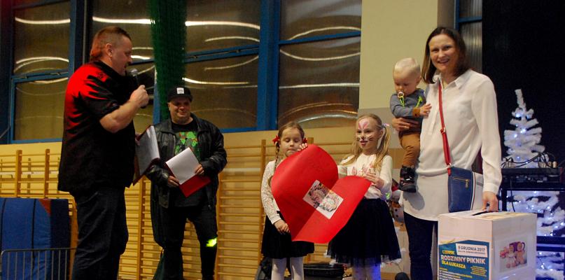 Piknik rodzinny dla Łukasza Gradowskiego w hali sportowej w Czersku
