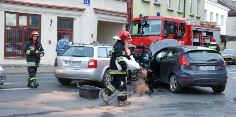 Zderzenie aut na skrzyżowaniu w Chojnicach (FOTO)