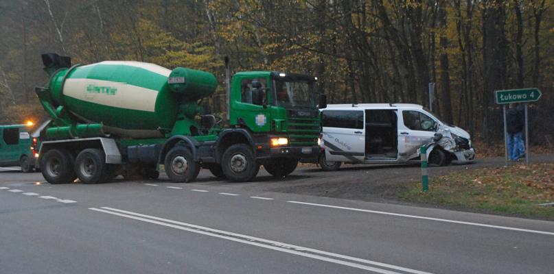 Zderzenie busa i ciężarówki-betoniarki pod Czerskiem