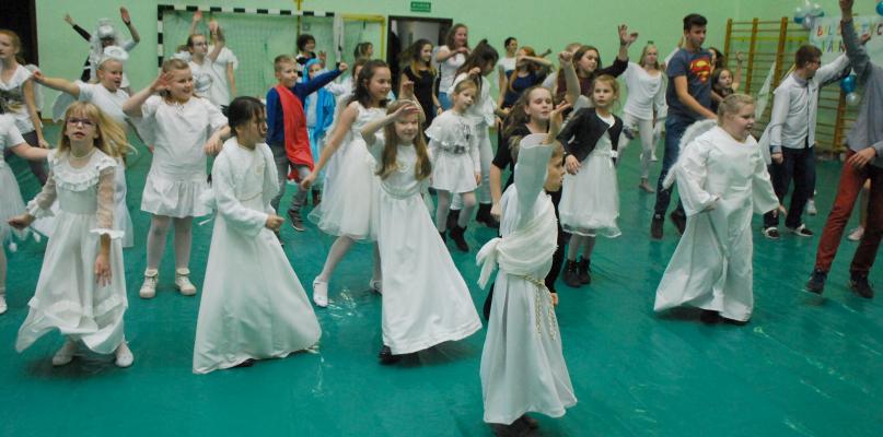 Pierwszy Bal wszystkich świętych i aniołów w szkole w Konarzynach
