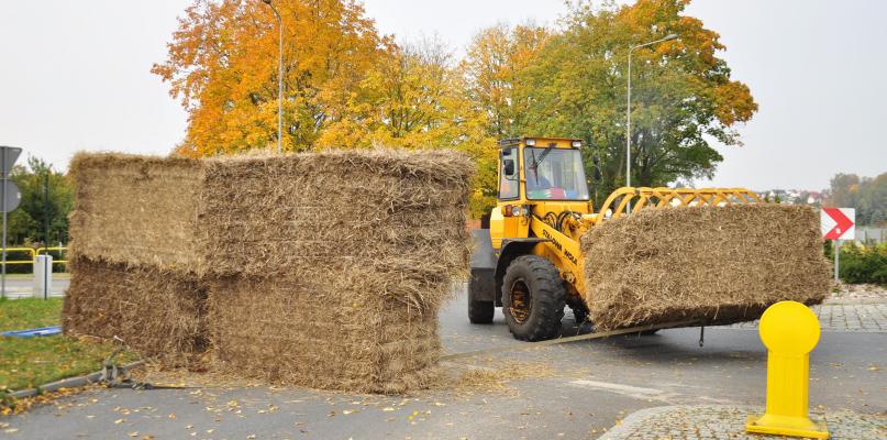 Wjazd na Wysoką zablokowany. Z przyczepy wysypały się snopki