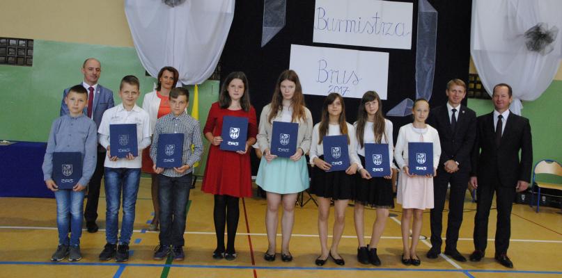 Burmistrz Brus rozdał stypendia uczniom (GALERIA)