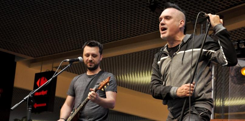 Szymon Wydra z zespołem zagrali na rzecz Borów (GALERIA)