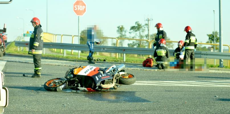 Wypadek na węźle obwodnicy Chojnic. Motor zderzył się z osobówką