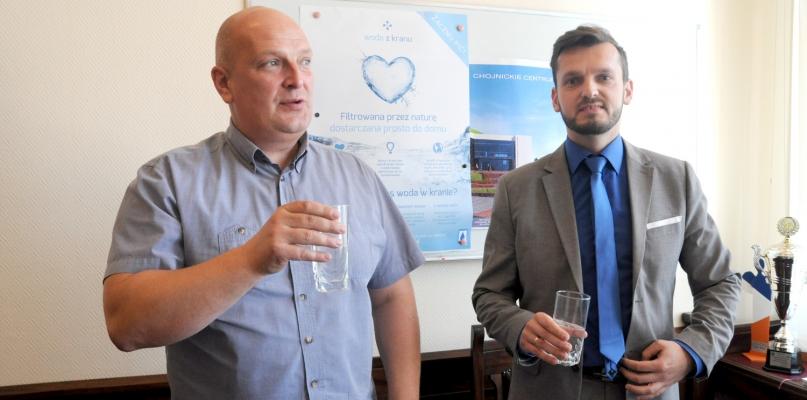 Zachęcają do picia chojnickiej wody prosto z kranu