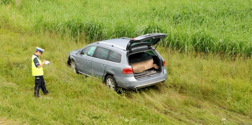 Wypadł z obwodnicy Chojnic podczas ulewy (FOTO)