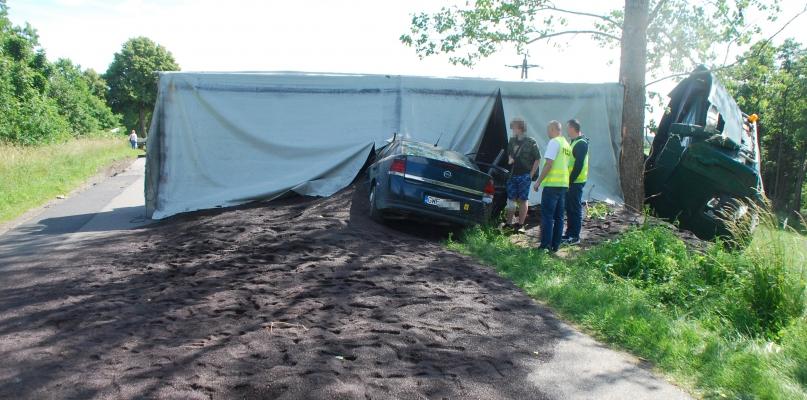 Bus uderzył w tira. Osobówka wjechała do przewróconej naczepy