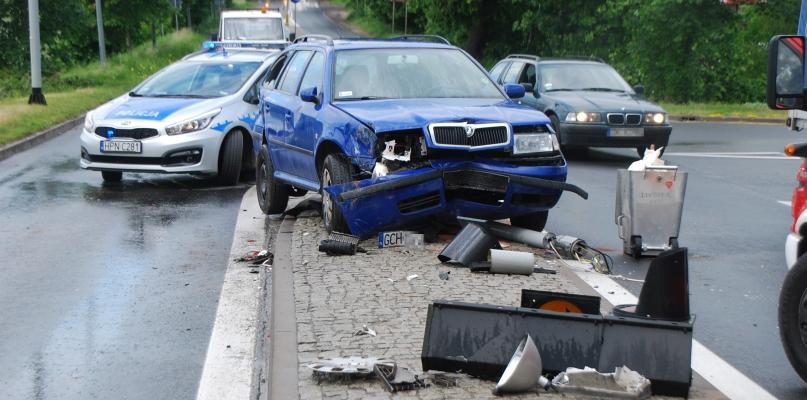 Zderzenie osobówki i ciężarówki na wylocie w stronę Charzyków