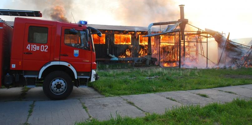 Płonęła hala zakładu w Czersku. W akcji 19 zastępów straży pożarnej