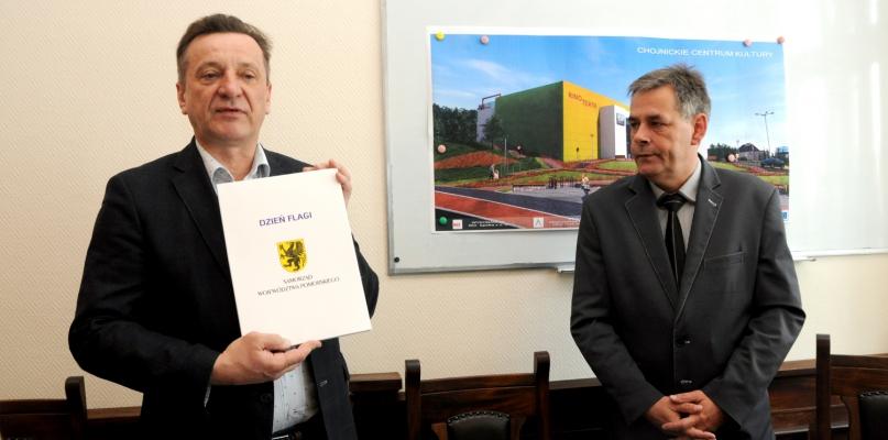 Flagi od marszałka województwa trafią do chojnickich szkół