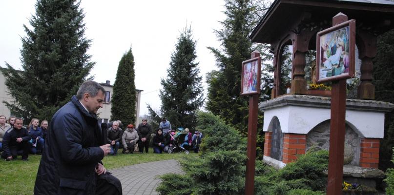 Droga krzyżowa na ulicy w Czartołomiu z kilkudziesięcioma wiernymi 