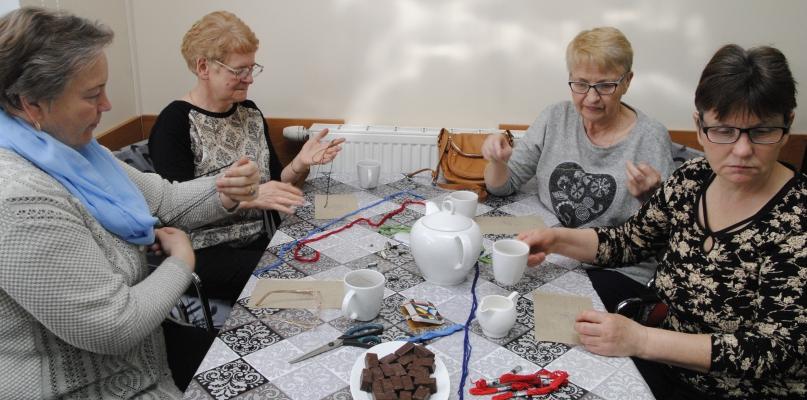 Niepełnosprawni i seniorzy wspólnie się uczą haftować i gotować